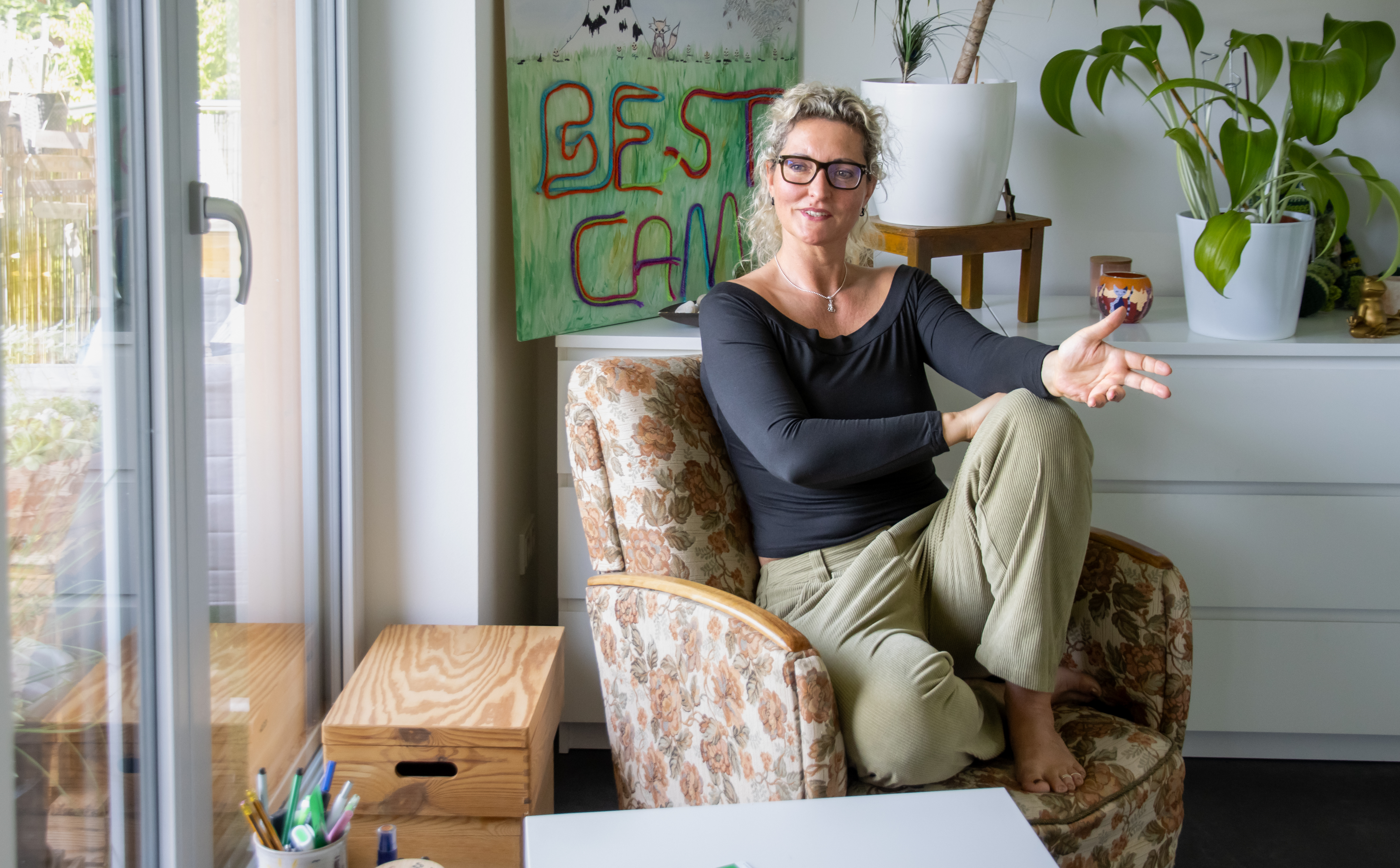 Denise Blodau in einem Sessel
