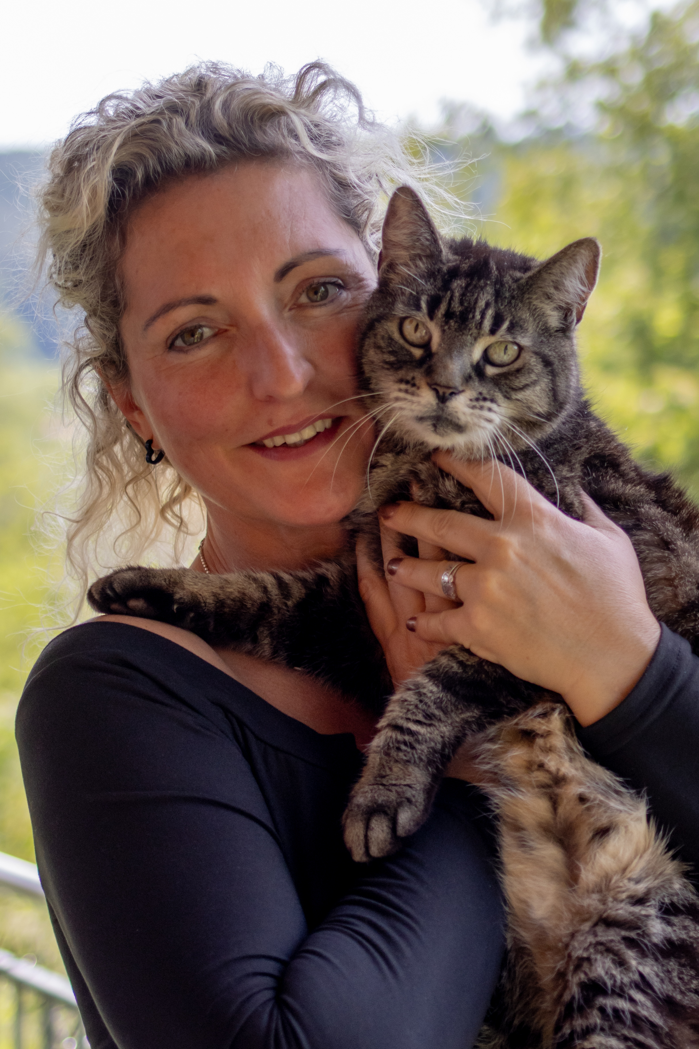 Denise Blodau mit einer Katze im Arm